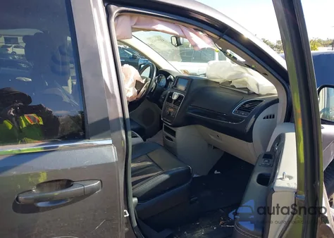 2015 Chrysler Town & Country Touring from USA, damaged, VIN 2C4RC1BG0FR638133